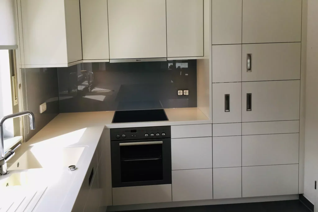 Küche in MDF weiß lackiert mit Geta-Core-Arbeitsplatte und integrierter Spüle 04