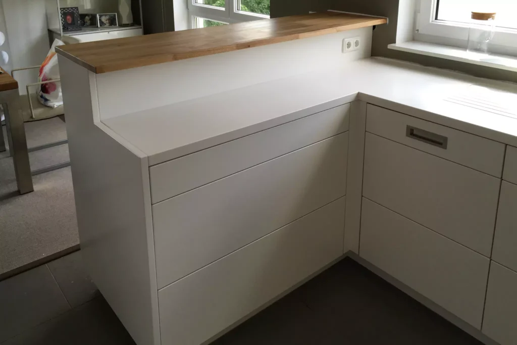 Küche in MDF weiß lackiert mit Geta-Core-Arbeitsplatte und integrierter Spüle 03