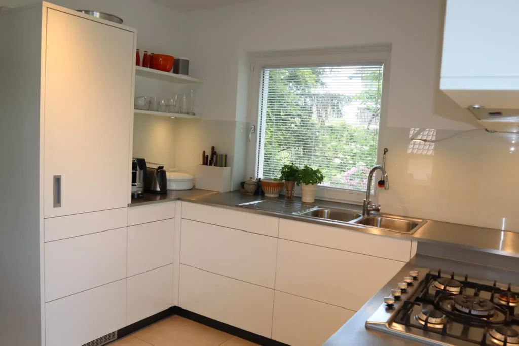 Küche in MDF weiß lackiert mit Edelstahl-Arbeitsfläche und Miele-Geräten 02