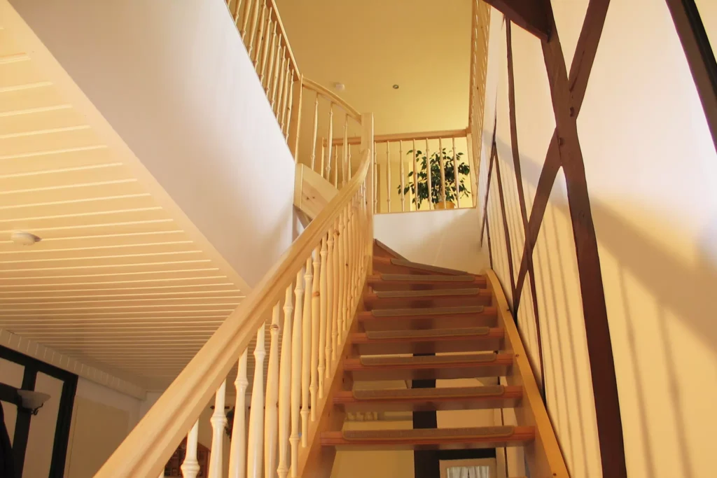 Klassische Treppe aus Kiefern- und Buchenholz mit gedrechselten Geländerstäben