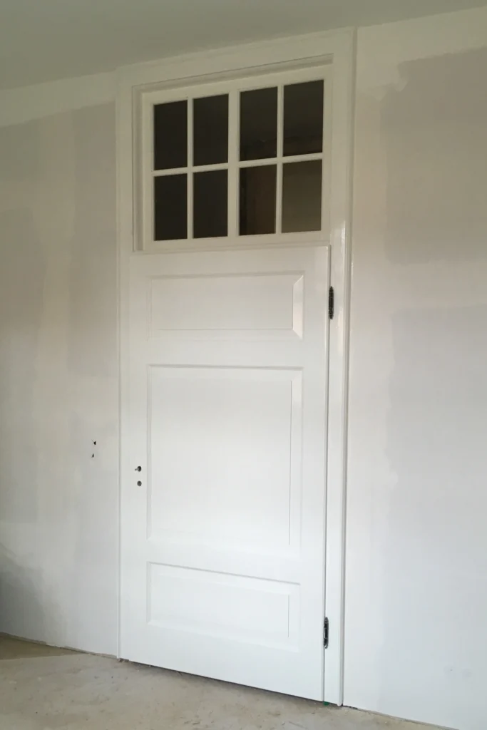 Rahmentür aus Kiefernholz nach historischem Vorbild, weiß lackiert mit Oberlicht aus Eigenfertigung